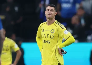CR7 senza limiti, 41 anni con i 5 figli e incrocia le gambe per… sciopero